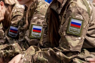 Финал «Зарницы 2.0» 2026: Колонна участников вдоль грунтовой дороги — №169