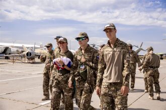 Лагерь «Авангард», лазертаг: Колонна участников вдоль грунтовой дороги — №209