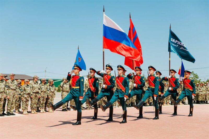 Лазертаг LASERWAR: группа с тагерами LASERWAR в камуфляже на площадке LASERWAR
