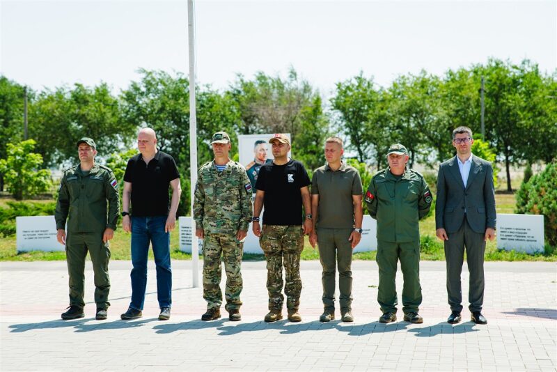 Фото «Зарницы 2.0»: бег с тагером по песчаной тропе «Авангарда» на полигоне «Зарницы 2.0»