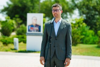 Лагерь «Авангард», лазертаг: портрет бойца в шлеме LASERWAR в лагере «Авангард»