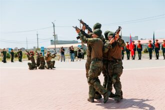 Лазертаг LASERWAR: отряд проходит мимо бетонного сооружения на площадке LASERWAR