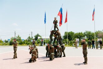 Лагерь «Авангард», лазертаг: низкая стойка в сухой траве с тагером в лагере «Авангард»