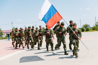 Турнир «Зарницы 2.0» LASERWAR: команда держит сектор наблюдения во время миссии лазертага