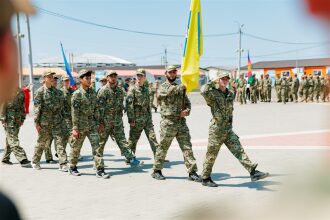 Фото «Зарницы 2.0»: широкий кадр строя на тренировочном поле на полигоне «Зарницы 2.0»