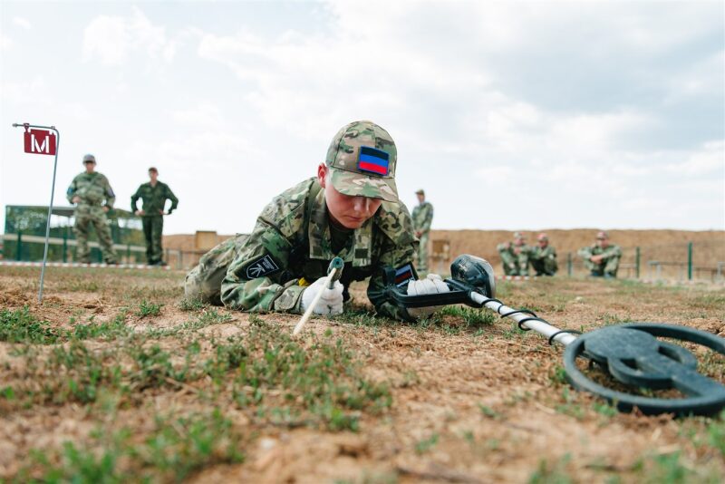 Лазертаг LASERWAR: укрытие за стволом дерева на миссии на площадке LASERWAR