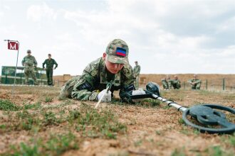 Лазертаг LASERWAR: укрытие за стволом дерева на миссии на площадке LASERWAR