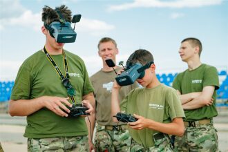Фото «Зарницы 2.0»: полный рост: камуфляж и берцы на плацу на полигоне «Зарницы 2.0»