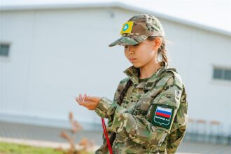 Турнир «Зарницы 2.0» LASERWAR: привал у палаток лагеря «Авангард» во время миссии лазертага