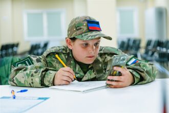 Фото «Зарницы 2.0»: сбор команды у информационного маркера на полигоне «Зарницы 2.0»