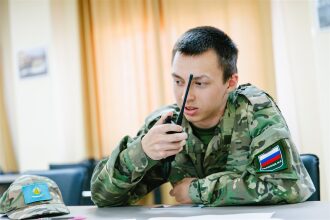 Турнир «Зарницы 2.0» LASERWAR: строй участников на плацу лагеря «Авангард» во время миссии лазертага