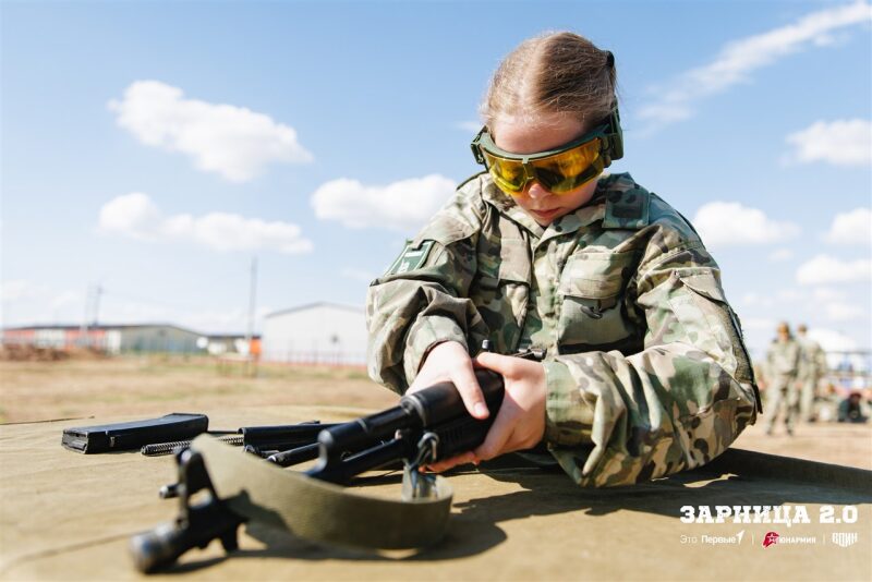«Зарница 2.0»: колонна участников вдоль грунтовой дороги на «Зарнице 2.0»