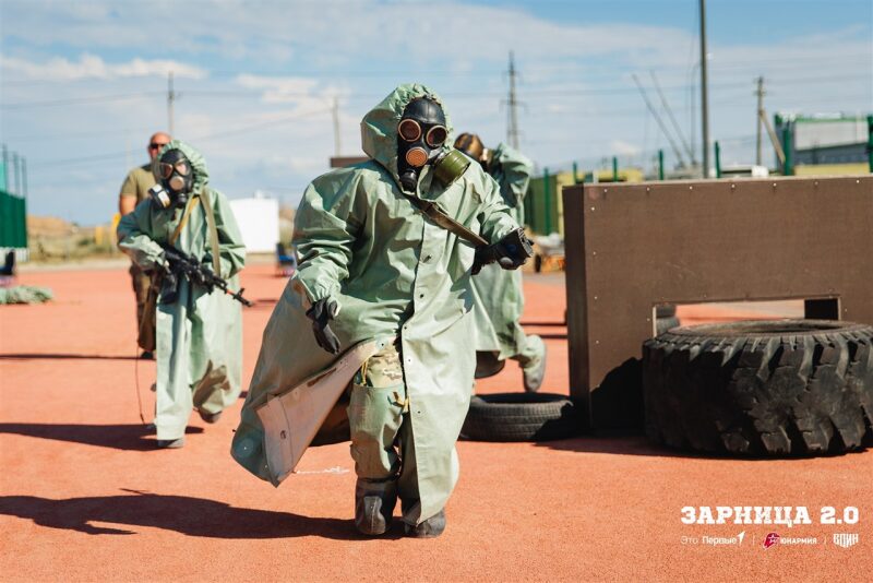 Фото «Зарницы 2.0»: тактическая стойка на склоне песчаного поля на полигоне «Зарницы 2.0»
