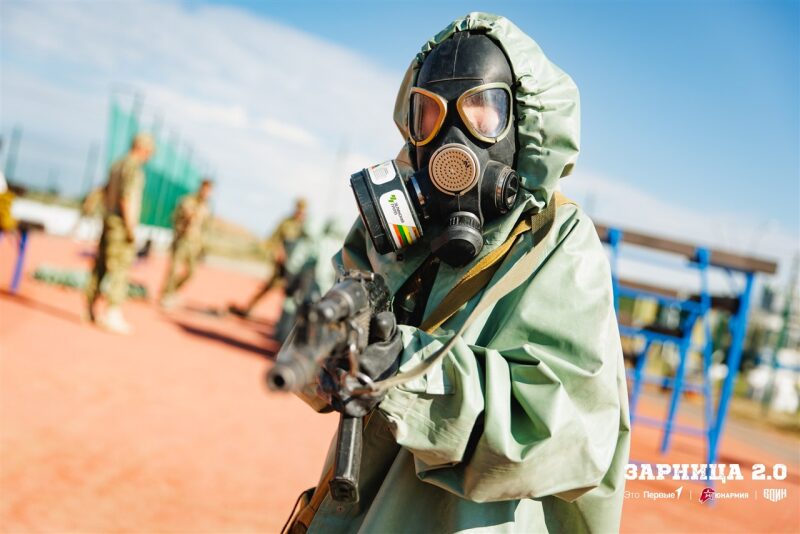 «Зарница 2.0»: отряд проходит мимо бетонного сооружения на «Зарнице 2.0»