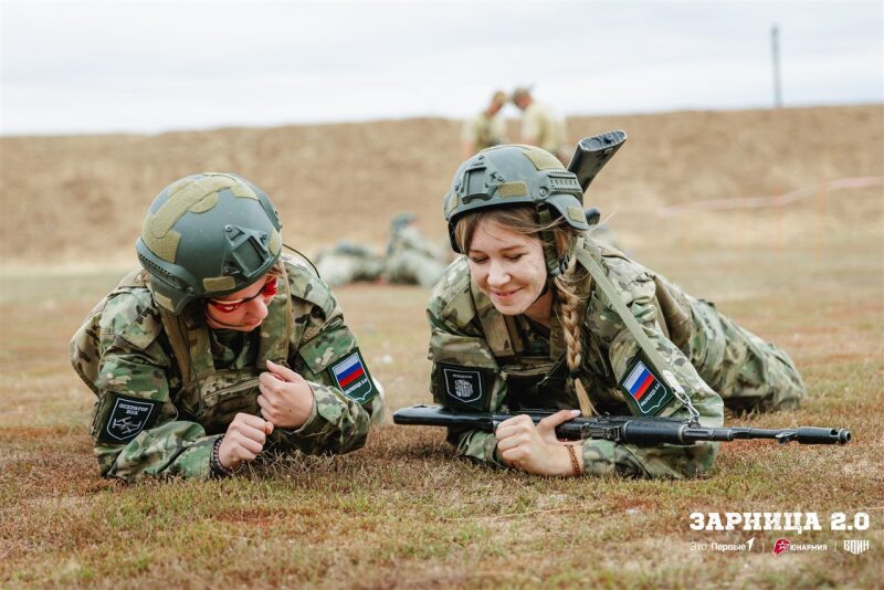 Турнир «Зарницы 2.0» LASERWAR: ряд тактических шлемов в построении во время миссии лазертага