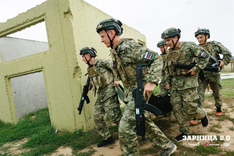 Лазертаг LASERWAR: строй участников на плацу лагеря «Авангард» на площадке LASERWAR