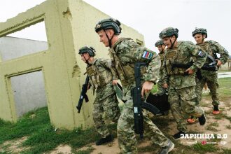 Лазертаг LASERWAR: строй участников на плацу лагеря «Авангард» на площадке LASERWAR