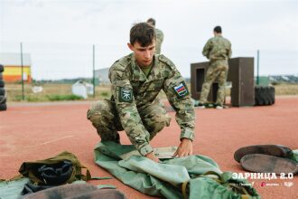 Турнир «Зарницы 2.0» LASERWAR: группа с тагерами LASERWAR в камуфляже во время миссии лазертага