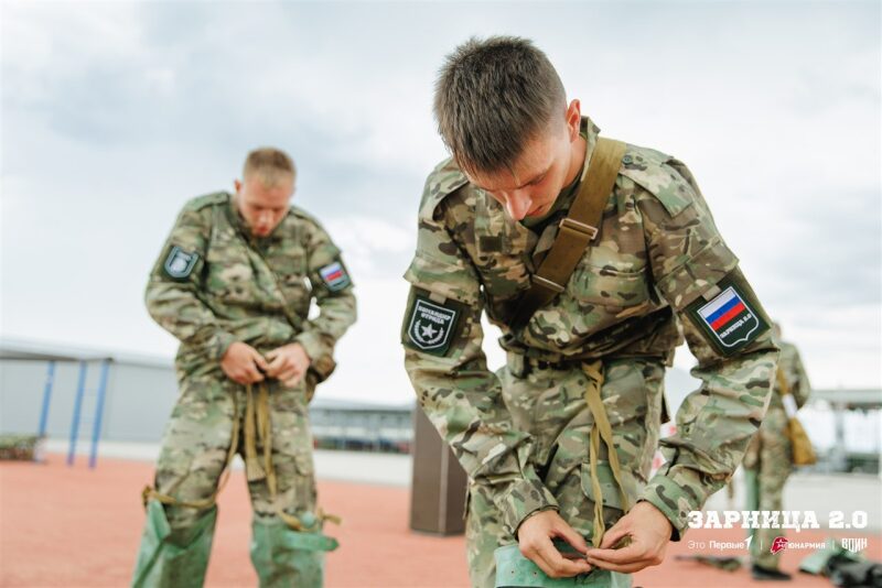 Турнир «Зарницы 2.0» LASERWAR: колонна участников вдоль грунтовой дороги во время миссии лазертага