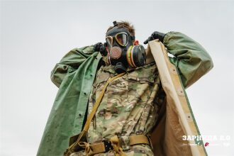 Турнир «Зарницы 2.0» LASERWAR: отряд проходит мимо бетонного сооружения во время миссии лазертага