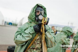 Фото «Зарницы 2.0»: низкая стойка в сухой траве с тагером на полигоне «Зарницы 2.0»