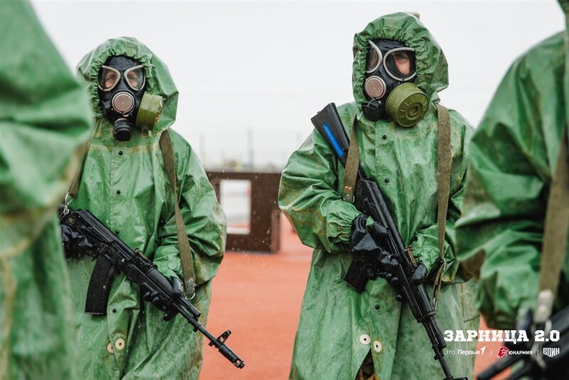 Турнир «Зарницы 2.0» LASERWAR: укрытие за стволом дерева на миссии во время миссии лазертага