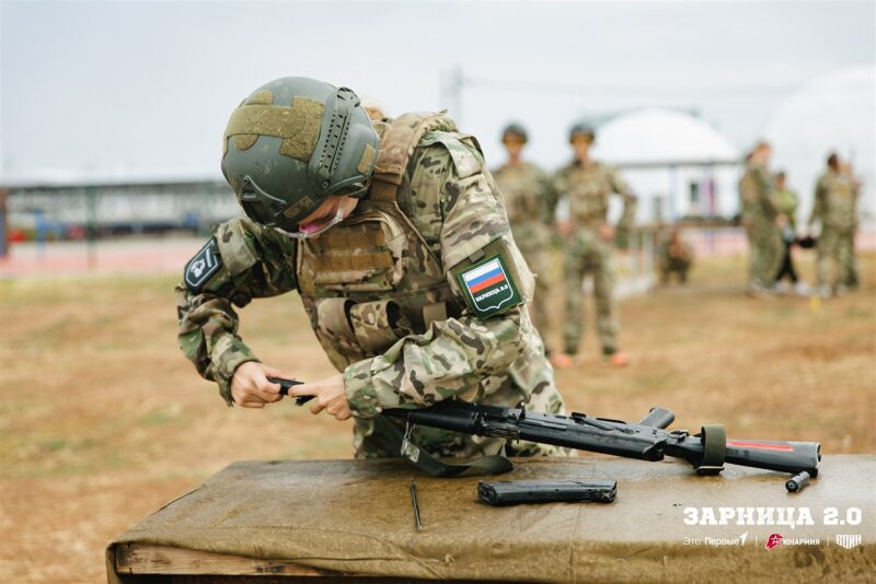 Турнир «Зарницы 2.0» LASERWAR: групповой портрет отряда на полигоне во время миссии лазертага