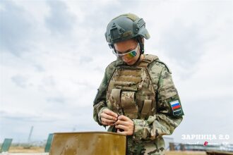 Фото «Зарницы 2.0»: движение цепочкой по полевой дороге на полигоне «Зарницы 2.0»