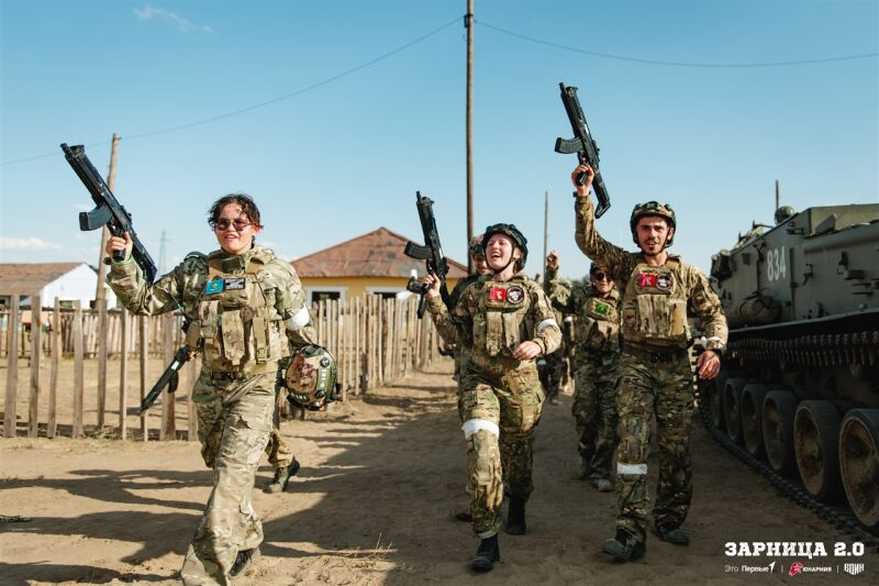 Лагерь «Авангард», лазертаг: Низкая стойка в сухой траве с тагером — №256