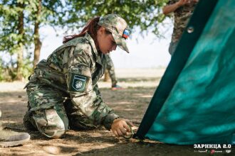 Лагерь «Авангард», лазертаг: Низкая стойка в сухой траве с тагером — №376