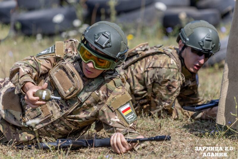 LASERWAR на «Зарнице 2.0»: инструктаж команды перед лазертаг-миссией в лазертаг-дне «Зарницы»
