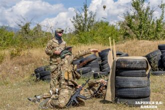 Лазертаг LASERWAR: группа с тагерами LASERWAR в камуфляже на площадке LASERWAR