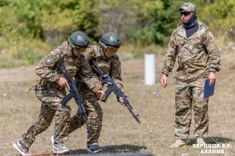 Фото «Зарницы 2.0»: бег с тагером по песчаной тропе «Авангарда» на полигоне «Зарницы 2.0»