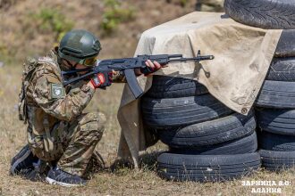 Лазертаг LASERWAR: колонна участников вдоль грунтовой дороги на площадке LASERWAR