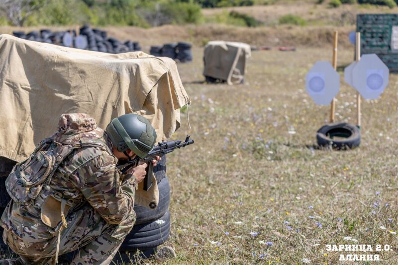 Лагерь «Авангард», лазертаг: портрет бойца в шлеме LASERWAR в лагере «Авангард»