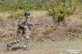 Турнир «Зарницы 2.0» LASERWAR: ряд тактических шлемов в построении во время миссии лазертага