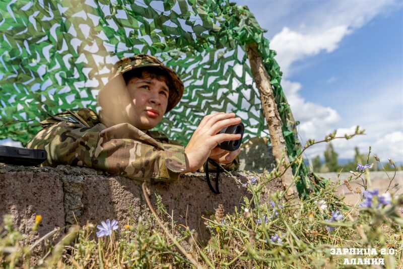 Турнир «Зарницы 2.0» LASERWAR: колонна участников вдоль грунтовой дороги во время миссии лазертага