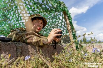 Турнир «Зарницы 2.0» LASERWAR: колонна участников вдоль грунтовой дороги во время миссии лазертага
