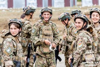 Турнир «Зарницы 2.0» LASERWAR: групповой портрет отряда на полигоне во время миссии лазертага