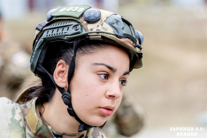 Фото «Зарницы 2.0»: движение цепочкой по полевой дороге на полигоне «Зарницы 2.0»