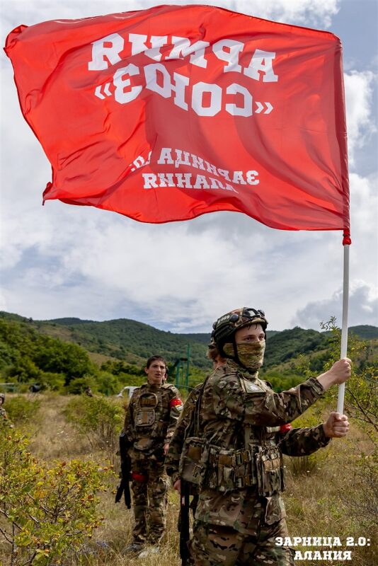 Фото «Зарницы 2.0»: Полный рост: камуфляж и берцы на плацу — №384