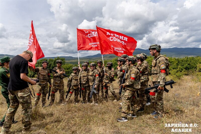 Фото «Зарницы 2.0»: Инструктаж команды перед лазертаг-миссией — №402