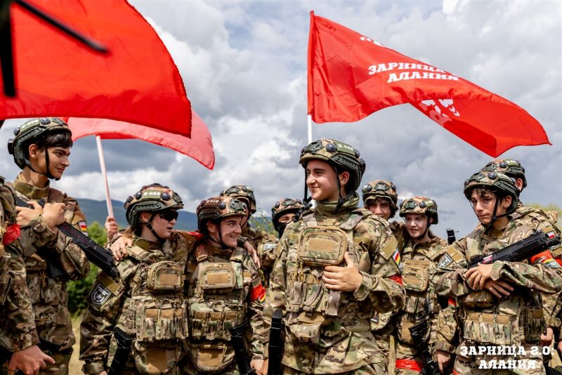 Фото «Зарницы 2.0»: Скрытная позиция в зелени на полигоне — №408