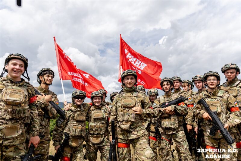 «Зарница 2.0»: Колонна участников вдоль грунтовой дороги — №409