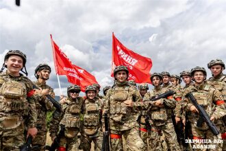 «Зарница 2.0»: Колонна участников вдоль грунтовой дороги — №409