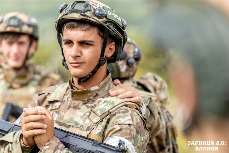 Лагерь «Авангард», лазертаг: Широкий кадр строя на тренировочном поле — №418