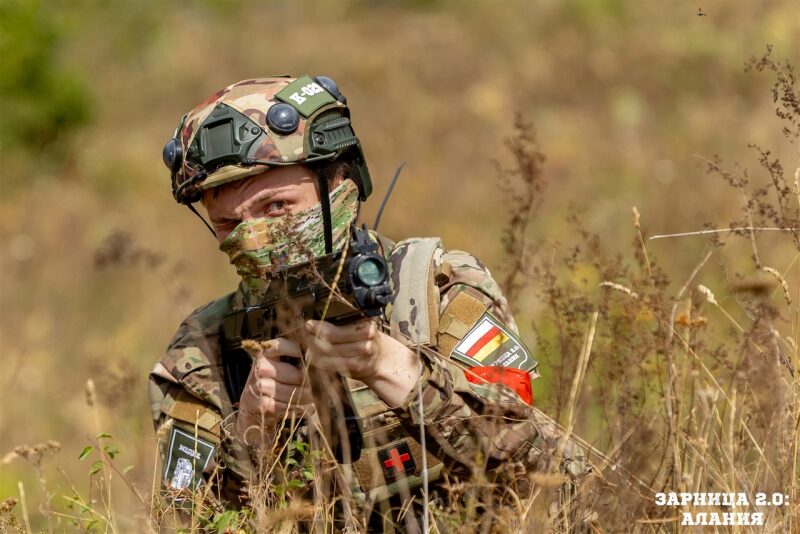 Турнир «Зарницы 2.0» LASERWAR: Колонна участников вдоль грунтовой дороги — №449