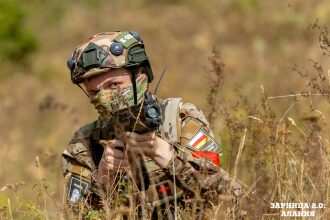 Турнир «Зарницы 2.0» LASERWAR: Колонна участников вдоль грунтовой дороги — №449