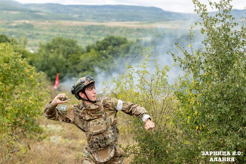 Фото «Зарницы 2.0»: Низкая стойка в сухой траве с тагером — №456