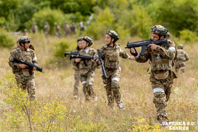 Лазертаг LASERWAR: Отряд проходит мимо бетонного сооружения — №495